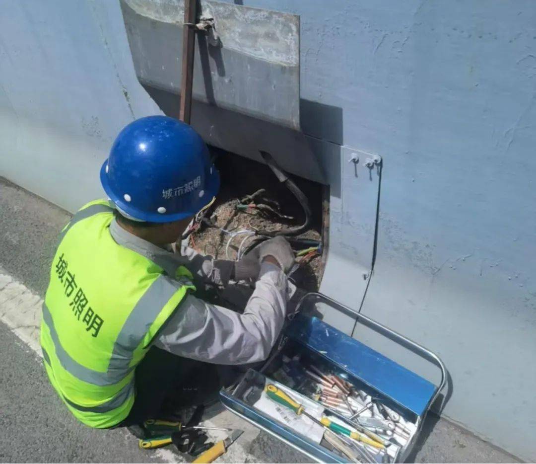 城管动态丨排查维护照明设施 全面消除安全隐患