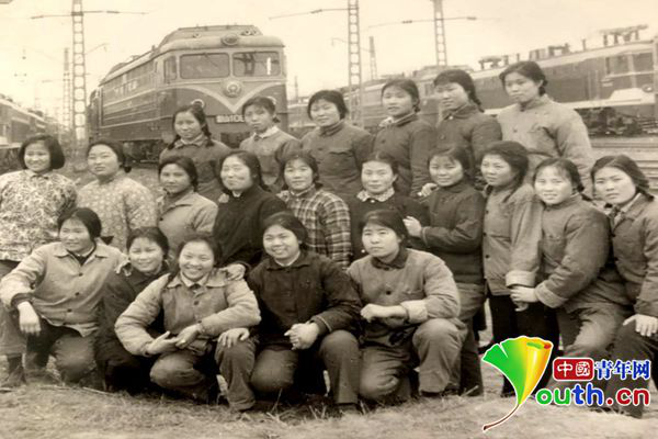 中国人的故事 “花木兰”们驾机车“飞”秦岭传佳话