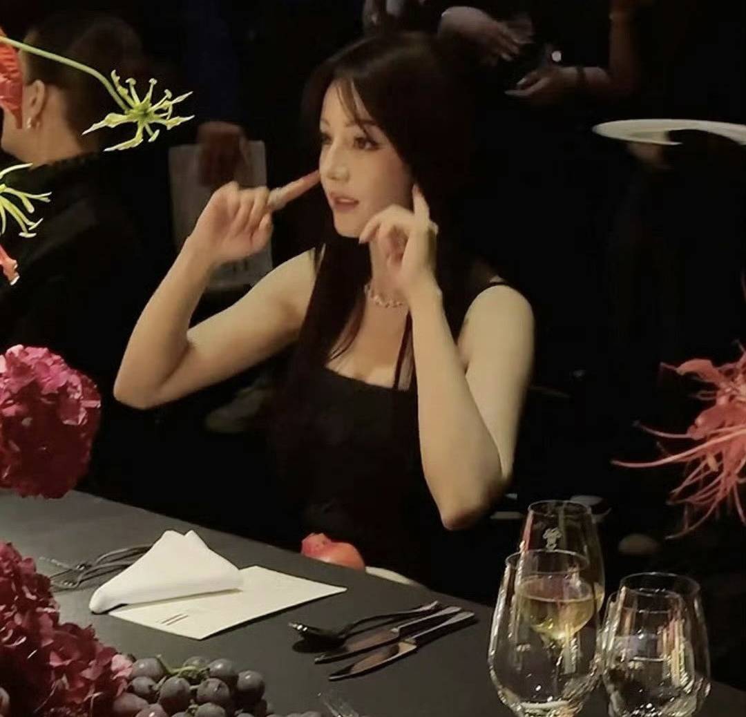 简约小黑裙加身迪丽热巴“冷冽女王”秒变“清纯学姐”