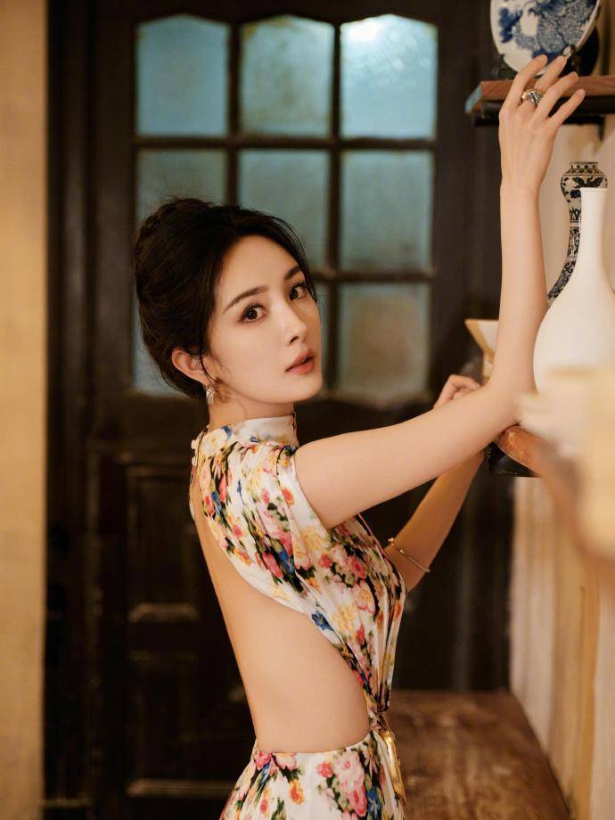 杨幂39岁新造型出圈中式花裙露背杀盘发优雅演绎东方时尚